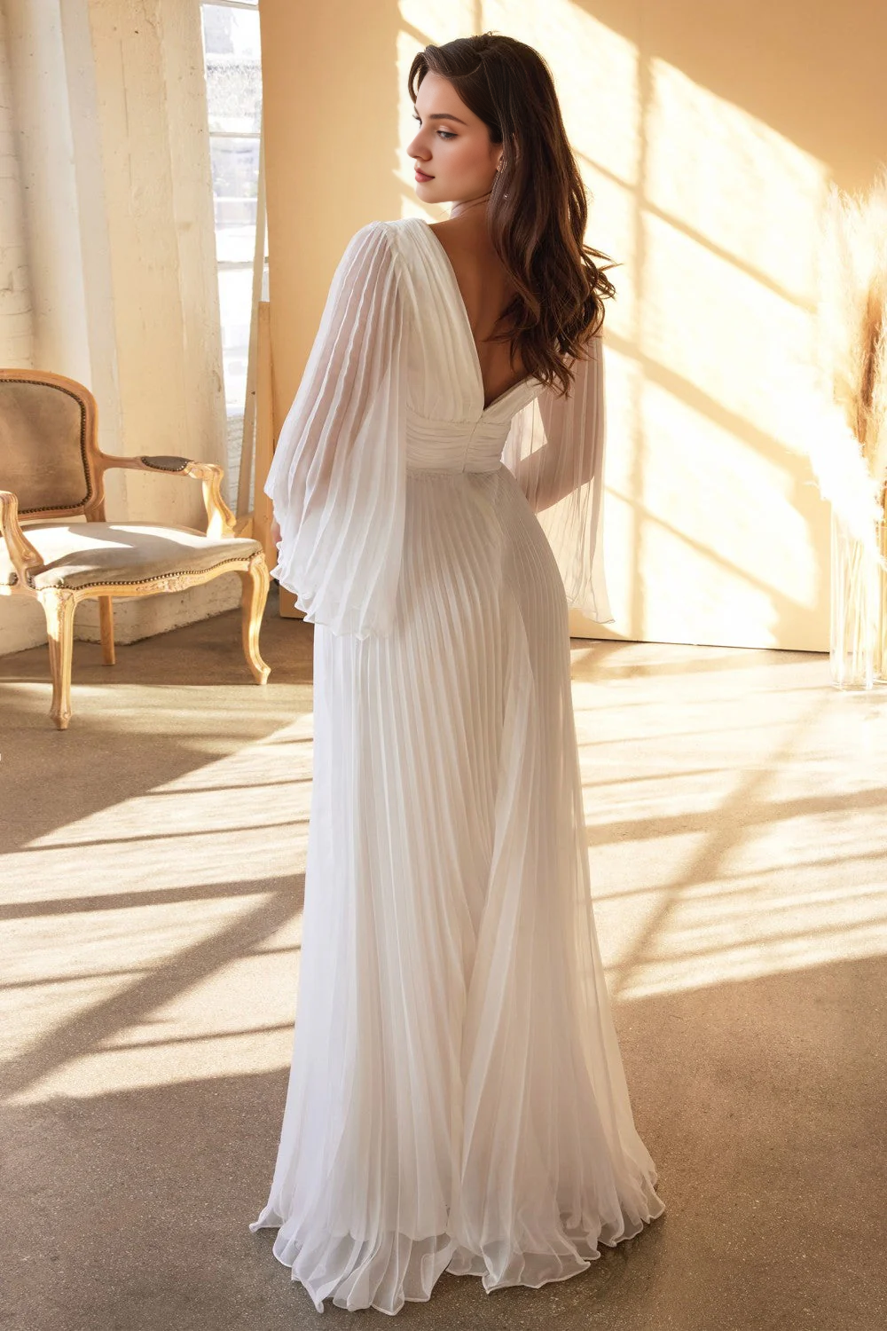 Abito da sposa bianco sporco con maniche lunghe svasate e stropicciate